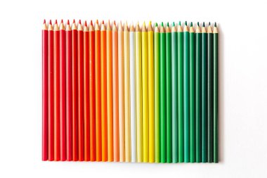 Beyaz arka planda çok renkli ahşap kalemler.