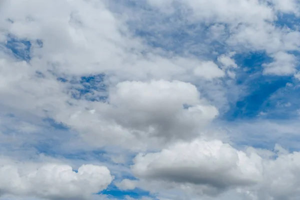 青空に浮かぶ白いふわふわの雲 雲からの背景 — ストック写真