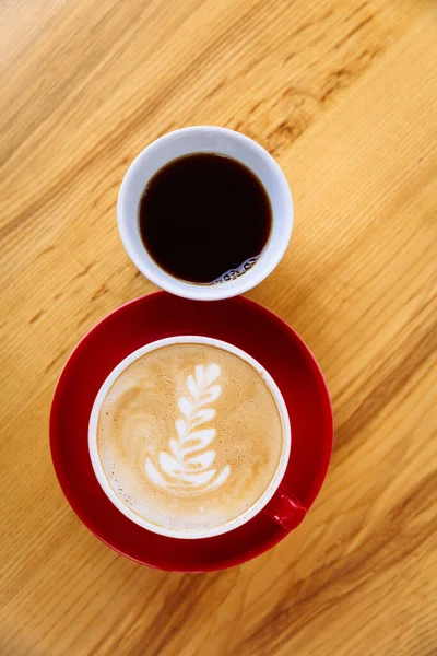 Café Aromático Una Taza Roja Con Espuma Leche Latte Art —  Fotos de Stock