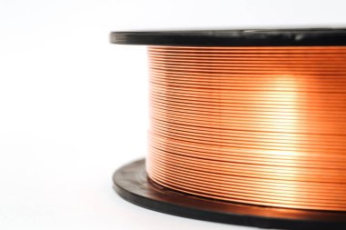 Beyaz arka planda kaynak kablosu makarası.