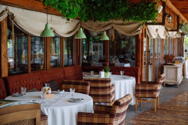 Restoranın içi rahattır. Masaları ve döşenmiş sandalyeleri olan yumuşak koltuklar vardır..