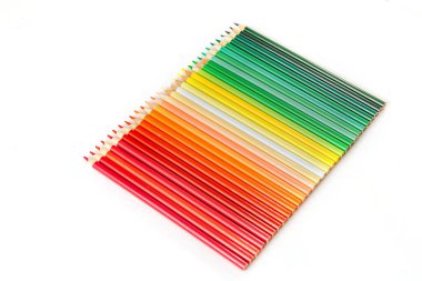 Beyaz arka planda çok renkli ahşap kalemler.