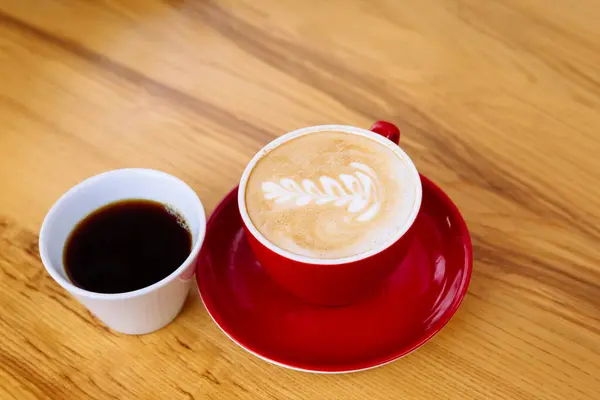 아트를 음료와 가벼운 커피를 넣는다 커피의 — 스톡 사진