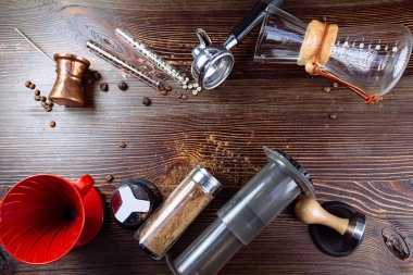 Ahşap arka planda profesyonel espresso kahve ve kahve çekirdeği yapmak için bir araç. Düz yatıyordu