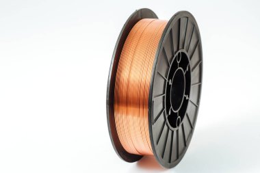 Beyaz arka planda kaynak kablosu makarası.