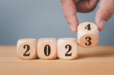 2024 'e geri sayım. 2023 'ten 2024' e kadar yükleme yılı. İş Fikri, Yaratıcı, Düşünme, Beyin Fırtınası, Hedef, Çözüm, Strateji, Plan, Eylem, Değişim ve Yeni Yıl Başlangıç kavramları.