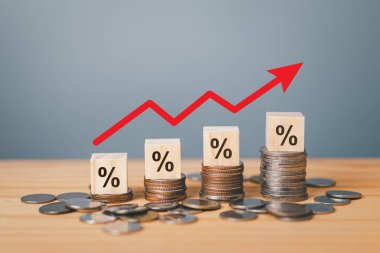 Enflasyon konsepti, kırmızı grafik oku, tahtadan bir küpün üzerindeki yüzde işareti faiz oranı artışı, dünya ekonomisi ve enflasyon kontrolü için bozuk paralar..