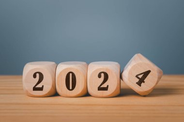 Ahşap Küp 2024 ahşap masada, mutlu yeni yıl 2024, geri sayım ve yeni yıl tatili kavramları. Değişiklik ve Yeni Yıl başlangıcı kavramları.
