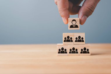 Yığılmış küplerle sembolize edilen organizasyonel ve takım yapısı.