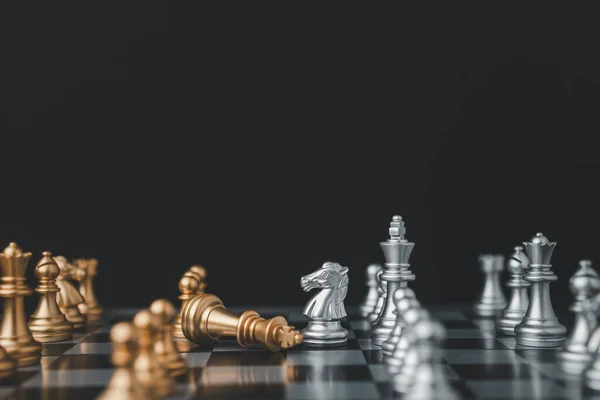 Schachspiel Für Denken Und Wettbewerb Und Strategie Als Busi — Stockfoto