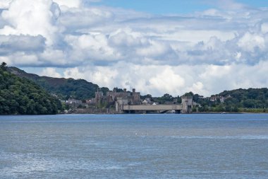 Conwy Castle 'ın görüntüsü Conwy Estuary' de, Kuzey Galler 'de bulutlu mavi bir gökyüzü ile görüldü.