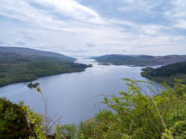 Cowal Yarımadası, Argyll, İskoçya 'daki Tighnabruaich bakış açısından Loch Ruel' e bakın.