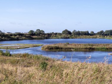 İngiltere 'nin Doğu Yorkshire bölgesindeki Kuzey Mağara Bataklıkları' ndaki sulak arazideki göllere bakın.