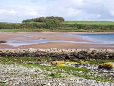 İskoçya 'nın Bute Adası' ndaki Scalpsie Körfezi 'ndeki kumlu sahile bakın.