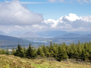 Galway Rüzgar Parkı, Galway County Galway, İrlanda 'dan Connemara Dağları' na bakın.