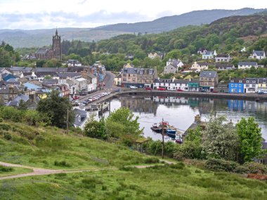 Tarbert köyünün yamaçtan görünüşü limanı ve kiliseyi gösteriyor, Argyll, İskoçya