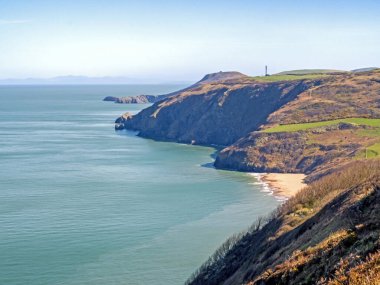 Galler 'in Cardigan Körfezi' ndeki Ceredigion Coast Yolu 'ndaki kayalıklardan Penbryn sahili manzarası
