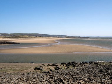 Galler 'in Burry Limanı' ndaki kumlu sahile bakın.