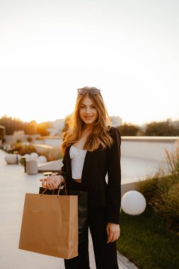 Sunset 'te Genç Kadın Alışverişi