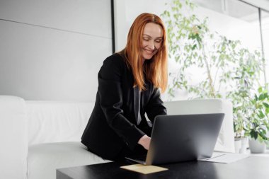 Modern İşkadını Laptop Kullanıyor