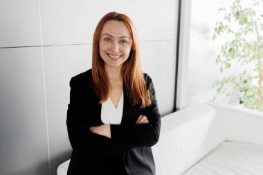 Modern Ofis Ayarlarında Profesyonel Kadın