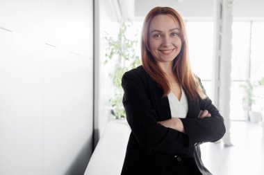 Modern ofiste Kendine Güvenen İş Kadını