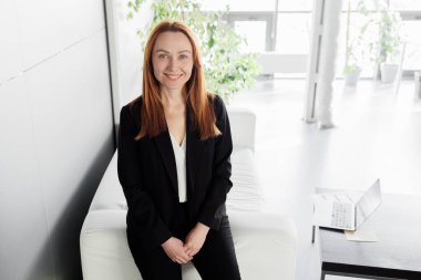 Modern Ofisteki Profesyonel Kadın