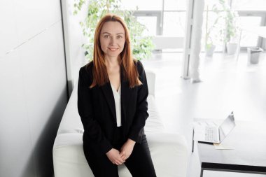 Modern Ofiste Kendine Güvenen Profesyonel Kadın