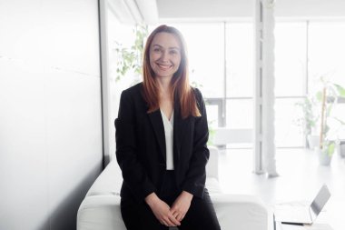 Modern ofiste profesyonel iş adamı