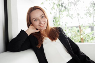 Modern Ofiste Gülümseyen Profesyonel Kadın