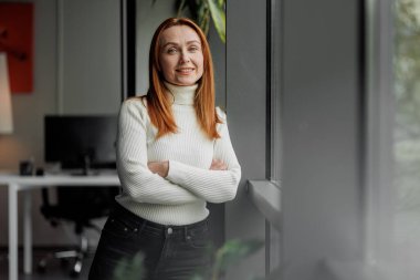 Modern Ofiste Kendine Güvenen Profesyonel Kadın