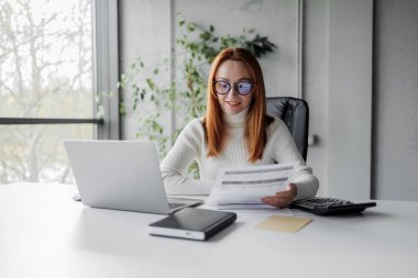 İş yerinde genç profesyonel kadın