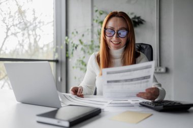 İş kadını Masadaki Belgeleri Analiz Ediyor