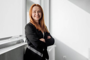 Kendinden emin bir iş kadınının portresi