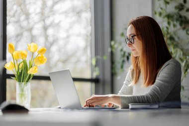 Pencerenin Dizüstü bilgisayarında Çalışan Kadın