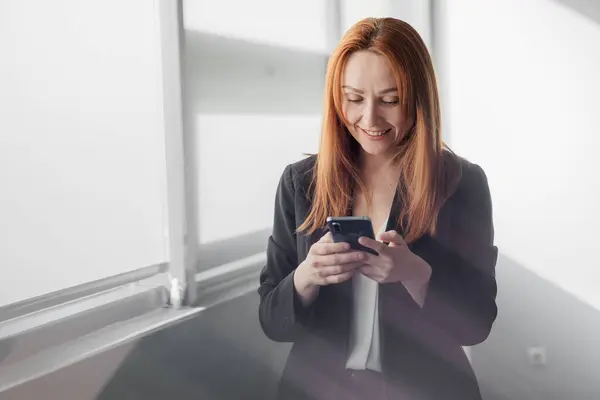 İş Kadını İçerde Akıllı Telefon Kullanıyor