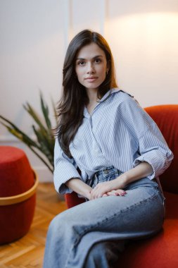 Kanepede genç bir bayanın portresi..