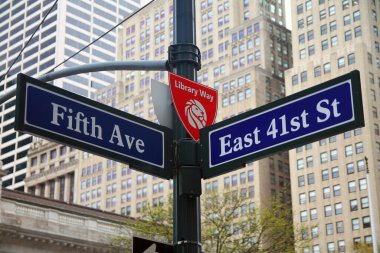 Blue East 41. Cadde ve Beşinci Cadde New York 'ta Manhattan şehir merkezinde tarihi bir tabela.