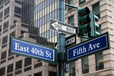 Blue East 40th Street ve Fifth Avenue New York şehir merkezindeki tarihi tabela