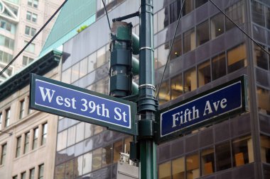 Blue West 38. Cadde ve Beşinci Cadde New York 'ta Manhattan şehir merkezinde tarihi bir tabela.