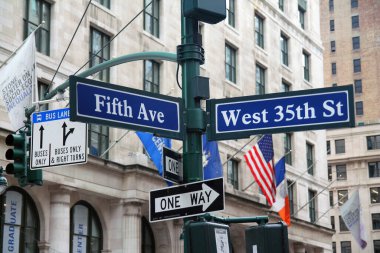 Blue West 35. Cadde ve Beşinci Cadde New York 'ta Manhattan şehir merkezinde tarihi bir tabela.