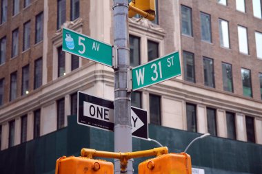Green West 31. Cadde ve 5. Cadde New York, Manhattan 'da geleneksel moda tabelası.