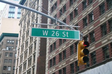 New York 'ta Manhattan' ın göbeğinde bir direğe asılı yeşil büyük batı 26. Cadde tabelası.