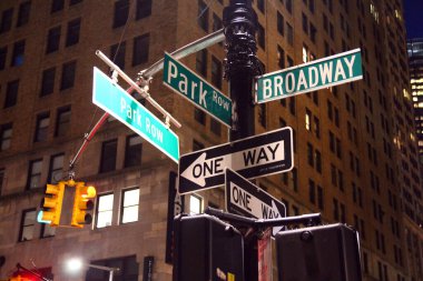 New York, Manhattan 'da Green Park Row ve Broadway geleneksel tabelası