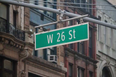 New York 'ta Manhattan' ın göbeğinde bir direğe asılı yeşil büyük batı 26. Cadde tabelası.