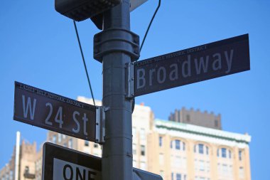 New York, Manhattan 'da Brown West 24. Cadde ve Broadway tarihi tabelası