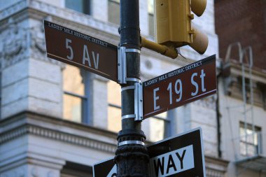 Brown Doğu 19. Cadde ve 5. Cadde New York 'ta Manhattan şehir merkezinde tarihi bir tabela.