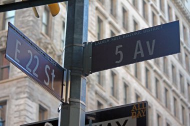 Brown Doğu 22. Cadde ve 5. Cadde New York 'ta Manhattan şehir merkezinde tarihi bir tabela.