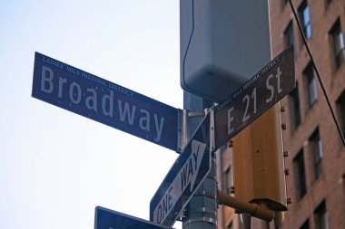 New York, Manhattan 'da Brown East 21. Cadde ve Broadway tarihi tabelası