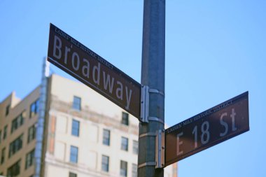 New York, Manhattan 'da Brown East 18. Cadde ve Broadway tarihi tabelası